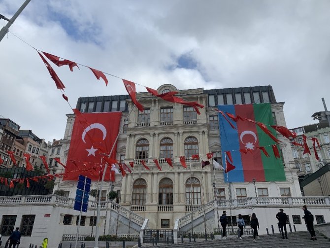 Beyoğlu Belediyesi’nden Azerbaycan’a bayraklı destek