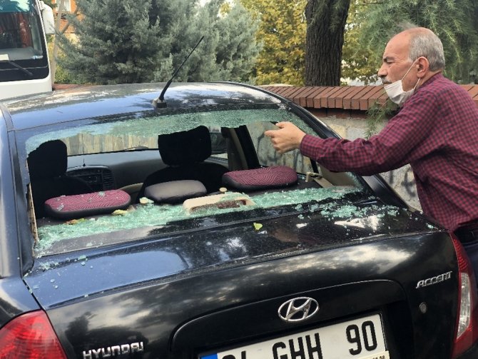 Beyoğlu’nda park halindeki 4 aracın camını çekiçle kırdılar