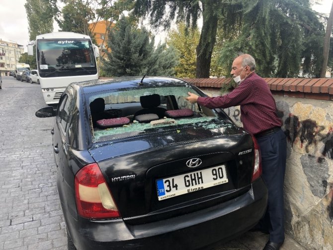 Beyoğlu’nda park halindeki 4 aracın camını çekiçle kırdılar
