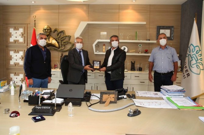 Nilüfer Belediyesi’nden sağlıkçılara 100 bin maske