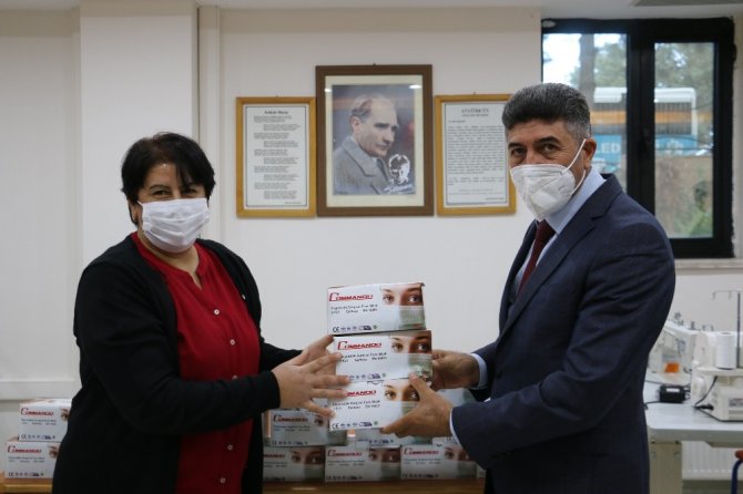 Sivrice’de öğrencilere 10 bin adet maske desteği