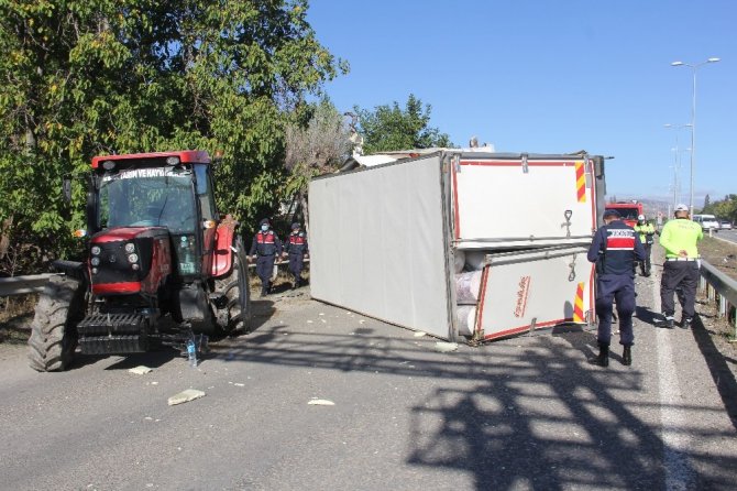 Küspe yüklü traktör ile kamyon çarpıştı: 2 yaralı