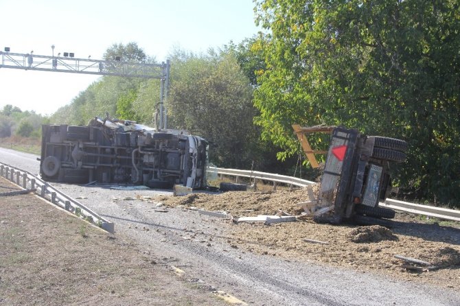 Küspe yüklü traktör ile kamyon çarpıştı: 2 yaralı
