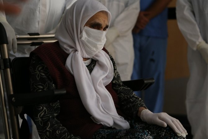 101 yaşındaki kadın 5 günlük tedavi ile korona virüsü yendi
