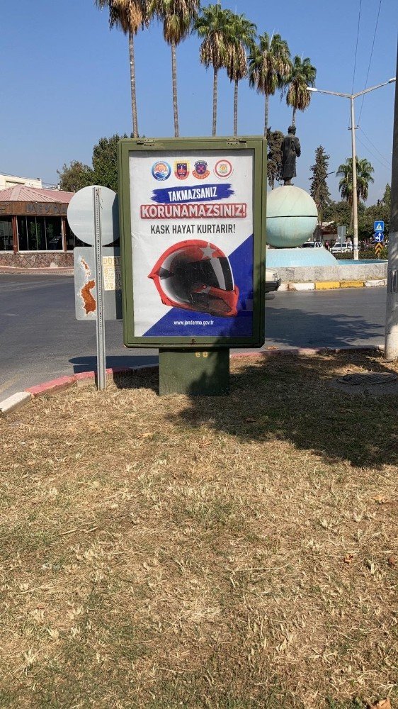 Jandarma Covid 19 ve trafik kazalarına karşı afiş astırdı