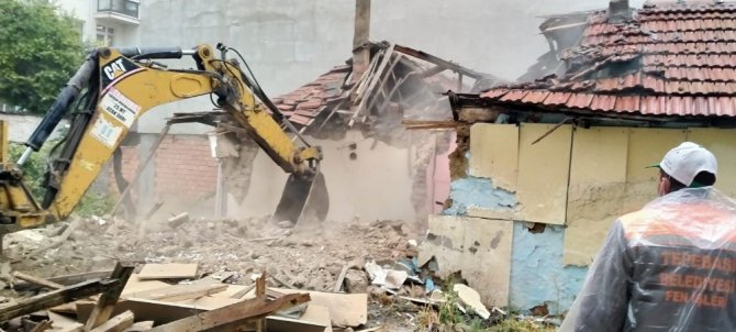 Tepebaşı’ndaki metruk ve riskli binaların yıkımı sürüyor