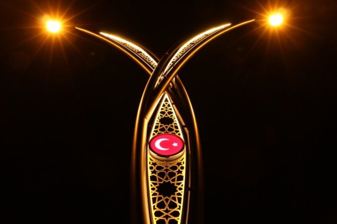 Erciş Belediyesi iki caddenin aydınlatma sistemini yeniledi