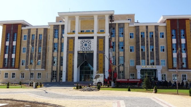 Tuşba Belediyesinin hizmet binası basına tanıtıldı