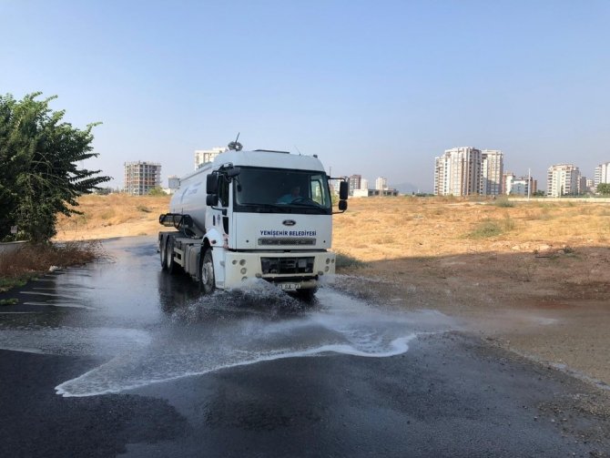 Yenişehir’de sokaklar dezenfektanlı suyla temizleniyor