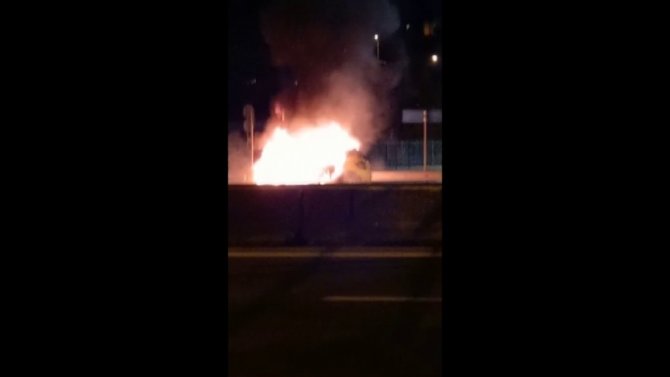Kadıköy’de ticari taksi alev alev yandı
