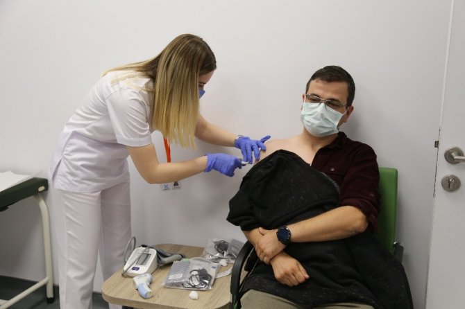 Almanya’da geliştirilen korona virüs aşısı Kocaeli’de gönüllü olan 3 kişiye vuruldu