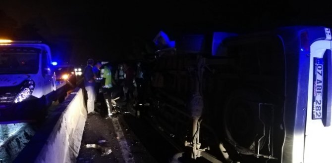 Antalya’da personel servisi kaza yaptı: 8 yaralı