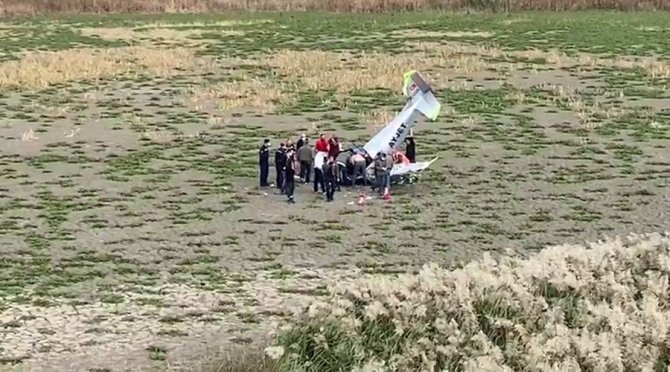 İstanbul Hezarfen Havalimanı’ndan havalanan bir eğitim uçağı düştü. Olay yerine sağlık ve polis ekibi sevk edildi.
