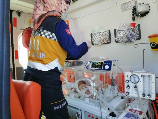Ambulans uçakla bir günde iki bebek operasyonu