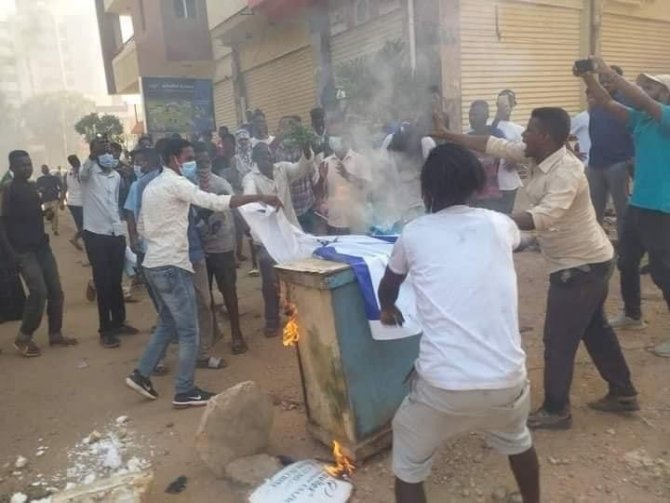 Sudan’daki gösterilerde İsrail bayrağı ateşe verildi