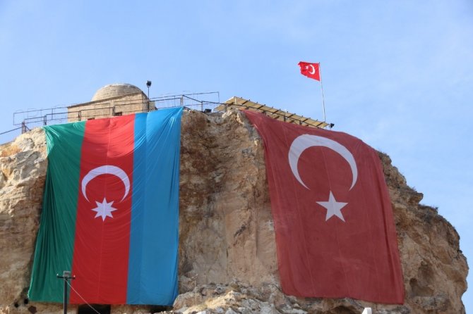 Tarihi Temenni Tepesinde Azerbaycan bayrağı dalgalanıyor