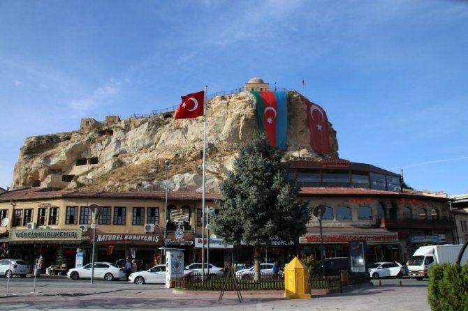 Tarihi Temenni Tepesinde Azerbaycan bayrağı dalgalanıyor