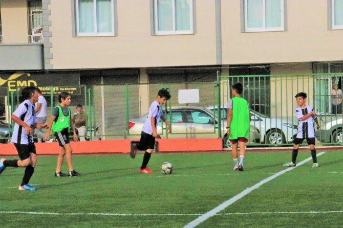 Tarsus’ta Cumhuriyet Kupası Minikler Futbol Turnuvası heyecanı