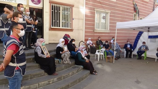 HDP önündeki evlat nöbeti direnişine bir aile daha katıldı
