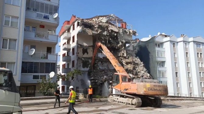 Bursa’da çöken 9 katlı binanın yıkım çalışmalarının yapıldığı görüntüler ortaya çıktı