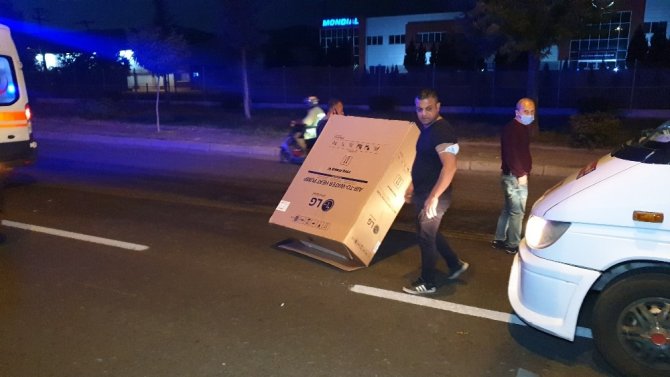 Yoldaki karton kutu kazaya neden oldu: 1 yaralı