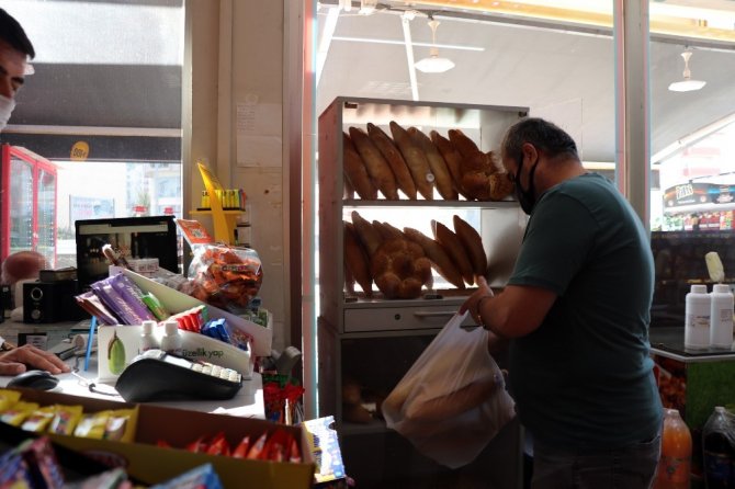Ekmeği 0,75 kuruştan satan mahalle bakkalı vatandaşları mutlu etti