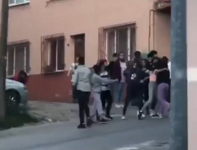 Bursa’da liseli kızların erkek kavgası kamerada