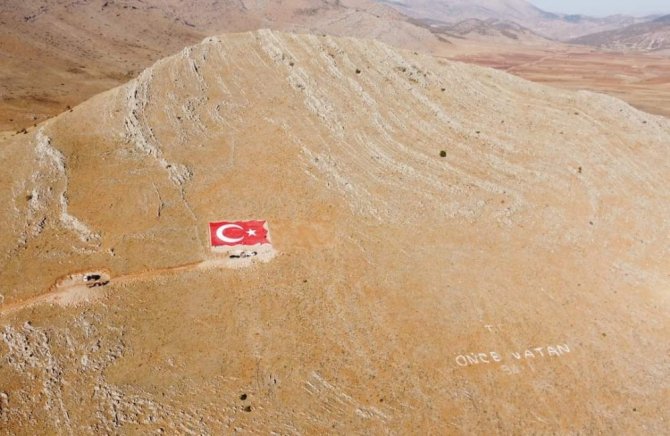 Çal Dağları’na dev Türk bayrağı