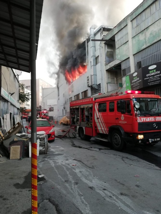 Kağıthane’de 4 katlı iş merkezinde yangın çıktı. Olay yerine çok sayıda itfaiye ekibi sevk edildi, ekiplerin yangına müdahalesi devam ediyor