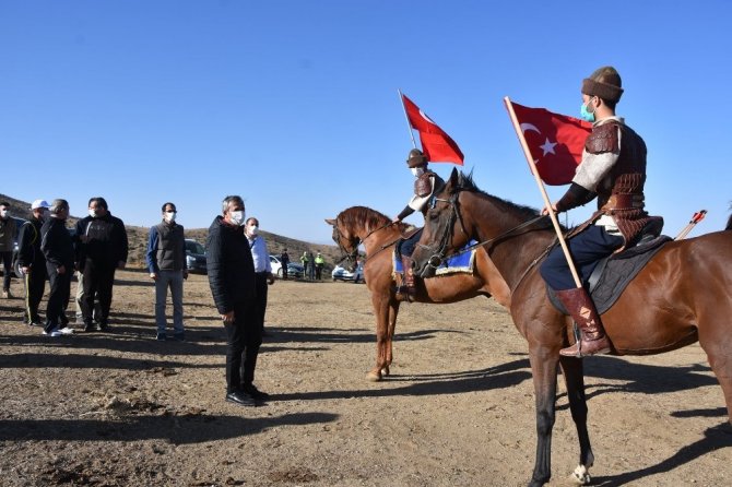 Alp kıyafetli Türk bayraklı atlılar Dinek Dağı zirvesinde