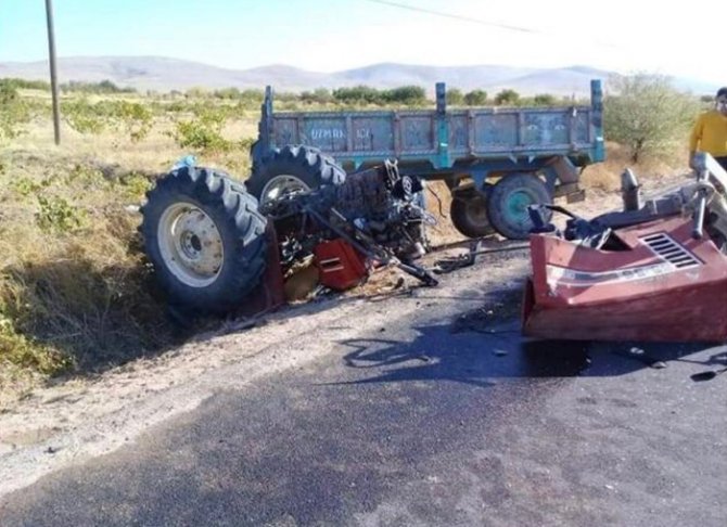 Otomobil ile çarpışan traktör ikiye bölündü: 2 ölü, 5 yaralı