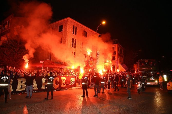 Fenerbahçeli futbolcular galibiyeti taraftarıyla kutladı