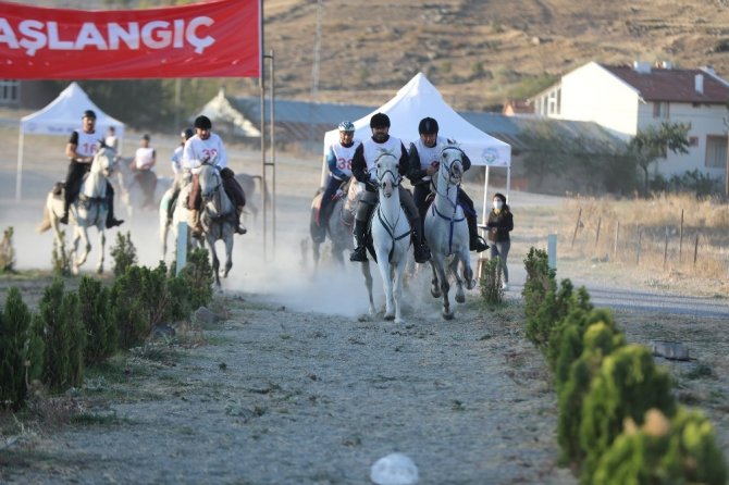 Cumhuriyet Kupası Atlı Dayanıklılık Yarışmaları nefes kesti