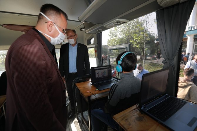 Başkan Işıksu, EBA Mobil Destek Aracı’nda uzaktan eğitim gören öğrencileri ziyaret etti