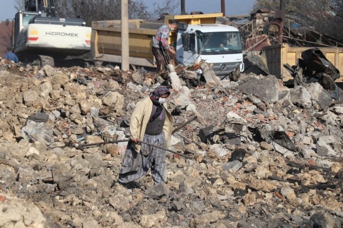 Bolu’da 12 evin yandığı köyde enkaz kaldırma çalışması başladı