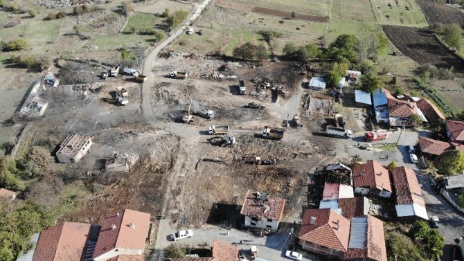 Bolu’da 12 evin yandığı köyde enkaz kaldırma çalışması başladı