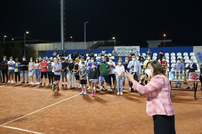 Büyükşehir’in düzenlediği polyment tenis turnuvası cumhuriyet kupası tamamlandı