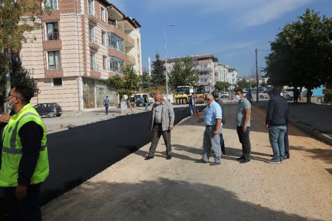 Alparslan Türkeş Caddesi’nde sıcak asfalt serimine başlandı