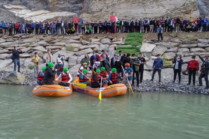 Gençlik ve Spor Bakanı Kasapoğlu Hakkari'de rafting yaptı: