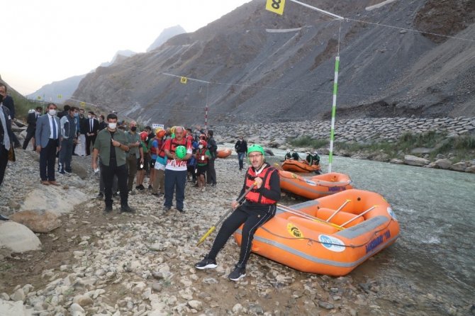 Bakan Kasapoğlu, Zap Nehri’nde rafting yaptı