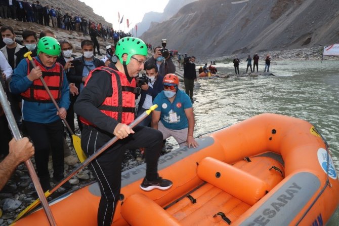Bakan Kasapoğlu, Zap Nehri’nde rafting yaptı