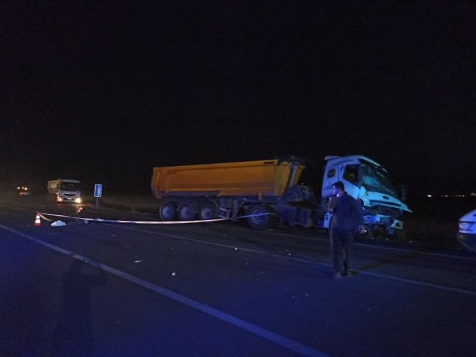 Kamyon traktöre, başka kamyon da sürücüsüne çarptı: 1 ölü, 2 yaralı