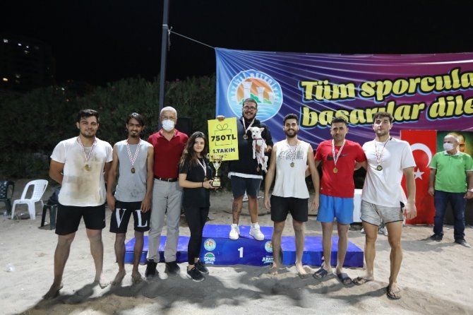 Cumhuriyet Plaj Voleybolu Turnuvasının kazananları belli oldu