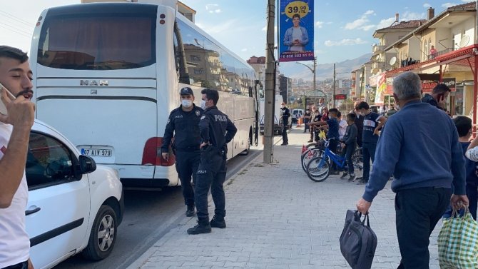Mahalle arasına kaçan kaçak göçmenleri polis yakaladı