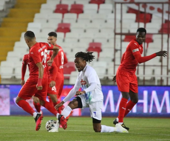Süper Lig: Sivasspor: 0 - Çaykur Rizespor: 1 (İlk yarı)