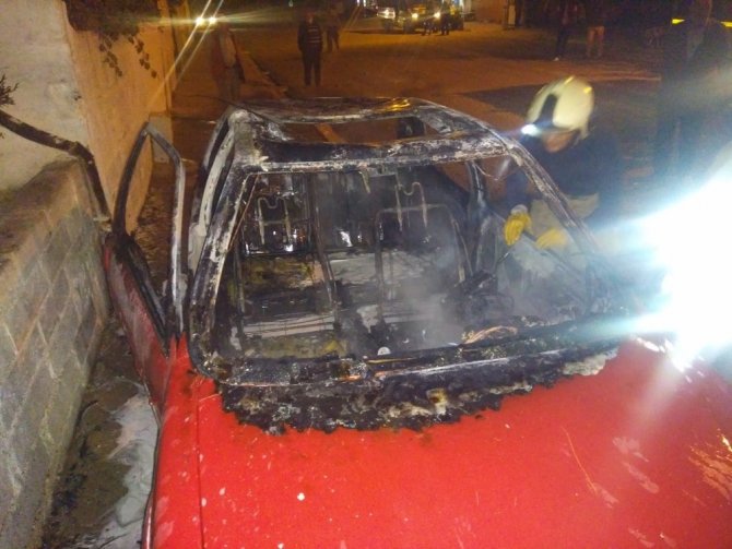 Burhaniye’de park halindeki otomobil yandı