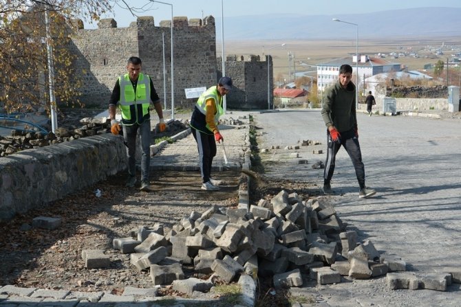 Ardahan Belediyesi yol ve kaldırım onarım çalışmalarına devam ediyor