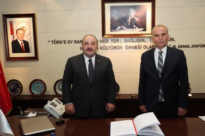 Sanayi ve Teknoloji Bakanı Varank, Denizli horozu önünde poz verdi