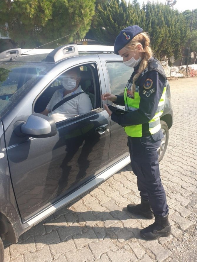İzmir’de jandarma ekiplerinden kapsamlı emniyet kemeri denetimi