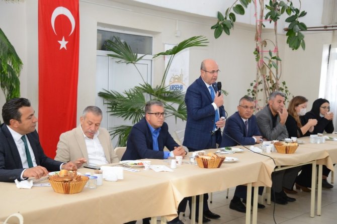 Belediye Başkanı Ekicioğlu, personeli ile istişare toplantılarında bulunuyor